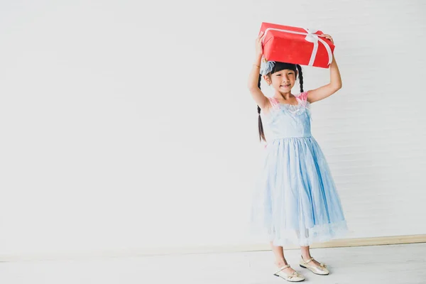 Putrinya Memegang Kotak Hadiah Merah Dari Ayah Dan Ibunya Pada — Stok Foto