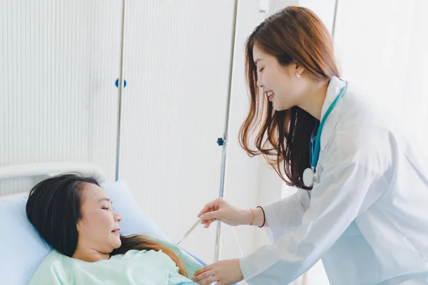 Las Mujeres Asiáticas Los Médicos Vienen Medir Fiebre Del Paciente —  Fotos de Stock