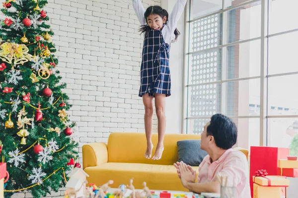 Padre Asiático Juega Con Hija Saltando Del Sofá Sala Estar — Foto de Stock