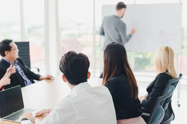 Unga Affärsmän Förklarar Diagram Och Statistik Whiteboard Chefer Och Anställda — Stockfoto