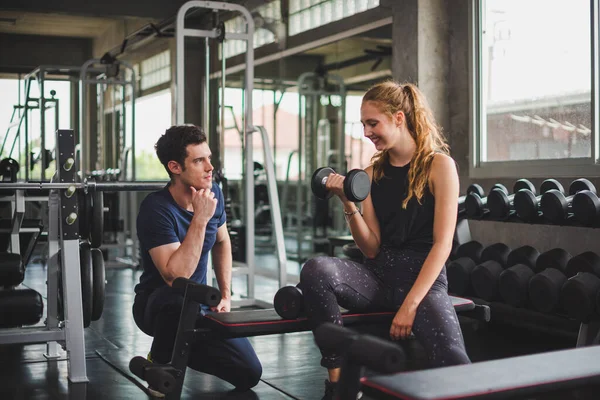 Fitness Trainer Kontroluje Trening Młodych Kobiet Sportowców Ćwiczenia Fitness Dla — Zdjęcie stockowe