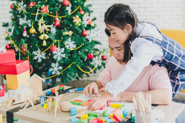 Ayah Dan Anak Perempuan Asia Bermain Mainan Atas Meja Ruang — Stok Foto