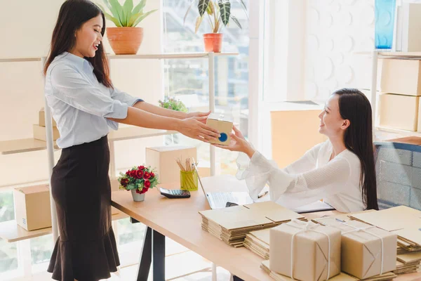アジアの女性は ビジネスの所有者は いくつかの起業家の中小企業を開始します 自宅のオフィスで顧客を送信するために在庫を確認します ビジネスを始める — ストック写真
