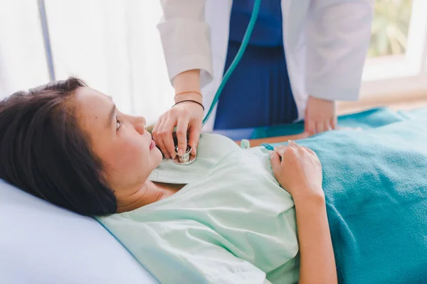 Doctora Asiática Examinó Los Estetoscopios Respiratorios Paciente Acostado Cama Del —  Fotos de Stock