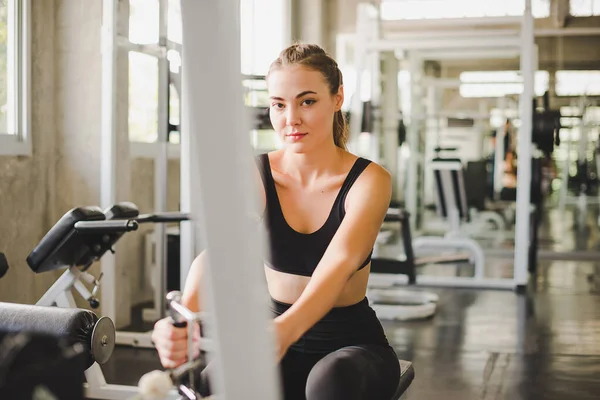 Spor salonunda kol ve omuz kaslarıyla oynamak için halat çaprazlama egzersiz yapan güzel bir sporcu. Spor konsepti alıştırması.