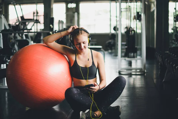 Beautiful Woman Wearing Sports Shirt Sitting Relaxing Listening Music Headphones — Stock Photo, Image