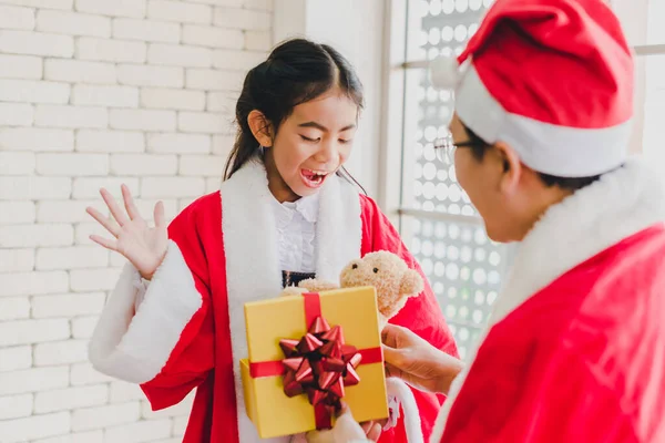 Papá Hija Asiáticos Usan Trajes Papá Noel Dio Regalos Con — Foto de Stock