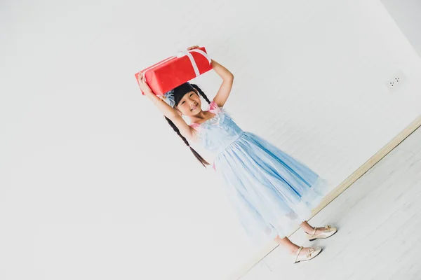 Putrinya Memegang Kotak Hadiah Merah Dari Ayah Dan Ibunya Pada — Stok Foto