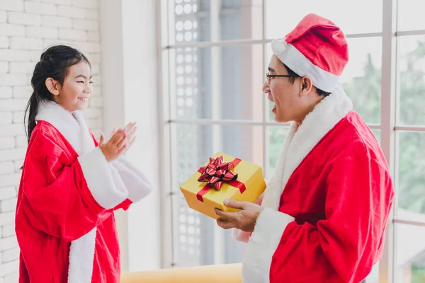 Papá Hija Asiáticos Usan Trajes Papá Noel Dio Regalos Con — Foto de Stock