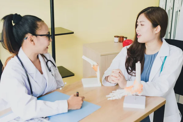 Médicos Asiáticos Están Discutiendo Para Buscar Tratamiento Para Sus Pacientes —  Fotos de Stock