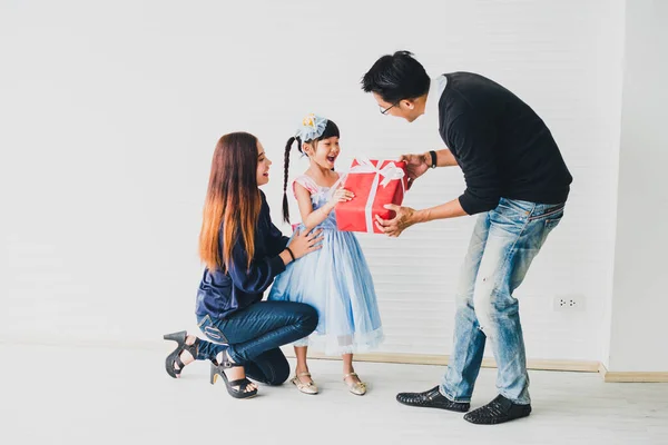 Ayah Dan Ibu Asia Memberikan Hadiah Kotak Merah Untuk Putri — Stok Foto