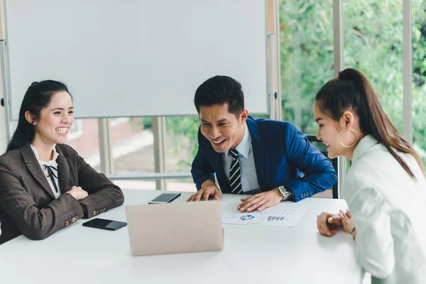 Pelaksana Dan Sekretaris Bertemu Dan Mendiskusikan Hasil Bisnis Dari Notebook — Stok Foto