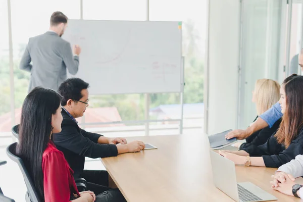 Unga Affärsmän Förklarar Diagram Och Statistik Whiteboard Chefer Och Anställda — Stockfoto