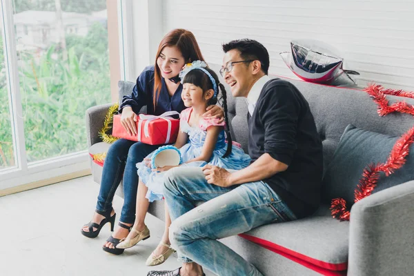 Ayah Ibu Dan Anak Perempuan Merayakan Natal Topi Natal Dan — Stok Foto