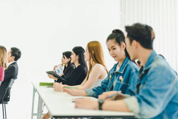 Azjaci Uczestniczą Seminariach Słuchają Wykładów Prelegentów Sali Szkoleniowej Niektórzy Robią — Zdjęcie stockowe