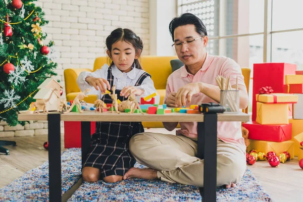 Ασιάτης Πατέρας Και Κόρη Παίζουν Παιχνίδια Στο Τραπέζι Στο Σαλόνι — Φωτογραφία Αρχείου