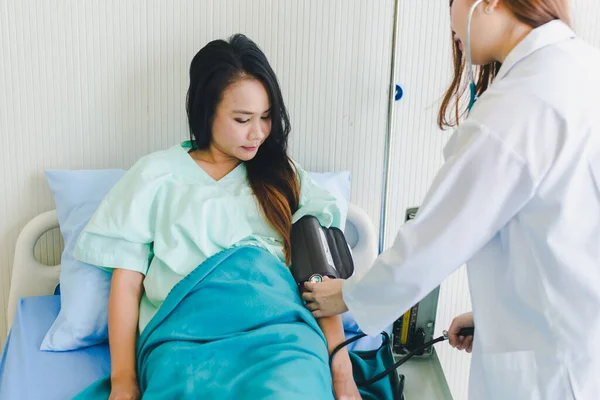 Las Mujeres Asiáticas Los Médicos Vienen Medir Presión Del Paciente —  Fotos de Stock