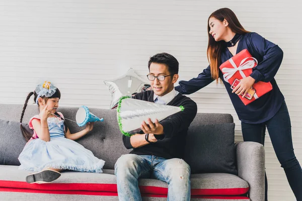 Ayah Ibu Dan Anak Perempuan Merayakan Natal Topi Natal Dan — Stok Foto