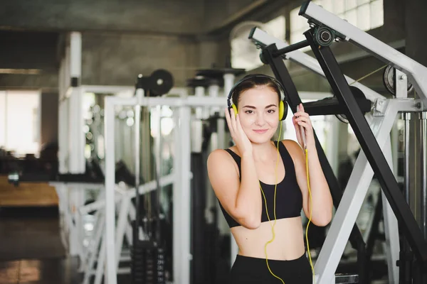 Hermosas Mujeres Vienen Hacer Ejercicio Gimnasio Relajan Escuchando Música Los —  Fotos de Stock