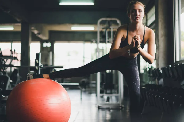 Eine Schöne Frau Trägt Ein Sporthemd Dehnt Und Entspannt Sich — Stockfoto