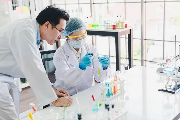 아시아 과학자들 남녀들은 장비를 실험실에서 의화학 물질을 시험하고 분석하는 — 스톡 사진