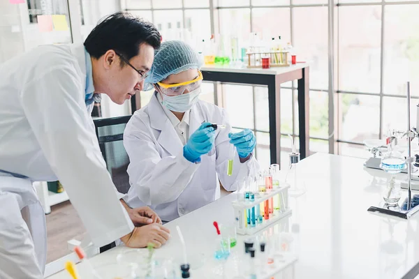 Asyalı bilim adamları, erkekler ve kadınlar birçok bilimsel ekipmana sahip laboratuvarlarda çeşitli renk kimyasallarının test ve analizine yardım ediyorlar..