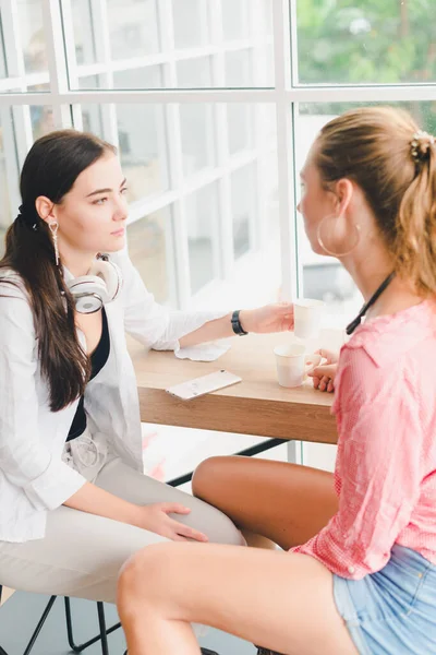 Due Belle Ragazze Che Bevono Caffe Parlano Insieme Concetto Relax — Foto Stock