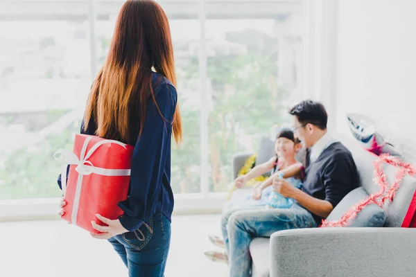 Mama Hält Dem Überraschten Vater Und Der Tochter Eine Rote — Stockfoto