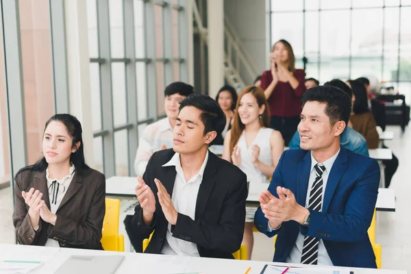 Altoparlante Maschio Asiatico Sta Parlando Seminari Workshop Alla Gente Nella — Foto Stock