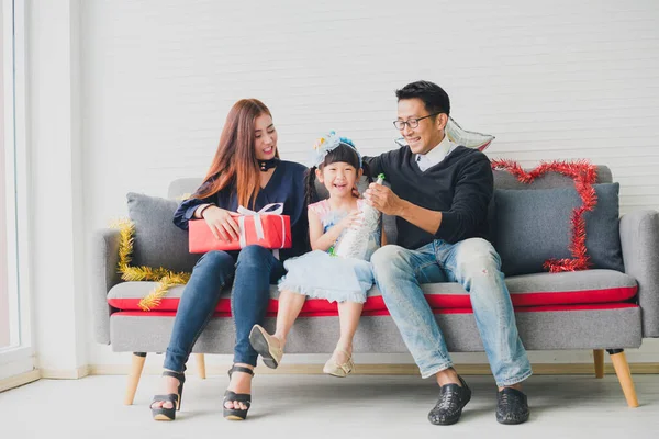 Ayah Ibu Dan Anak Perempuan Merayakan Natal Topi Natal Dan — Stok Foto