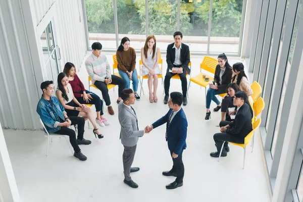 Palestrantes Asiáticos Participantes Seminários Treinadores Deram Mãos Quando Seminários Workshops — Fotografia de Stock