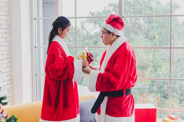Papá Hija Asiáticos Usan Trajes Papá Noel Dio Regalos Con — Foto de Stock