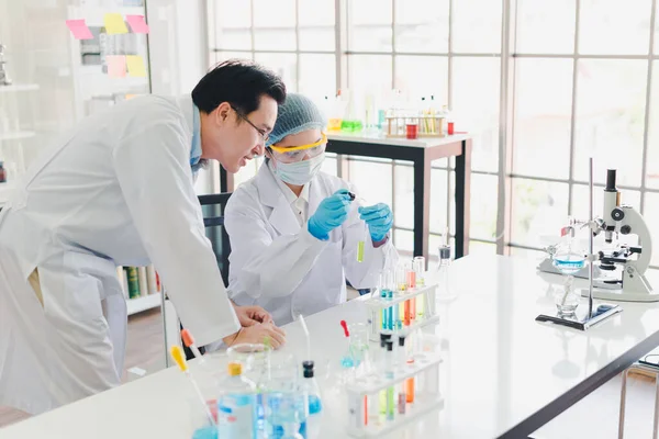 Asian Scientists Men Women Helping Test Analyze Various Color Chemicals — Stock Photo, Image