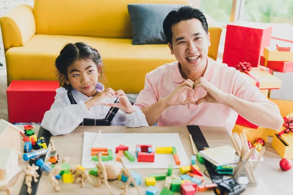 Ayah Dan Putri Asia Memainkan Jigsaw Atas Meja Dengan Kata — Stok Foto