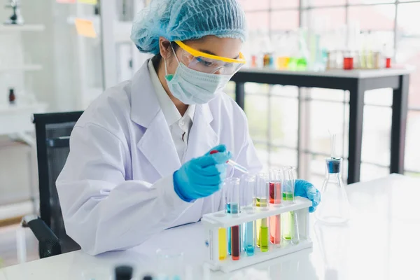 Asian Scientists Testing Analyzing Many Chemicals Lab Science Chemical Concepts — Stock Photo, Image