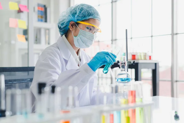 Asian Scientists Testing Analyzing Many Chemicals Lab Science Chemical Concepts — Stock Photo, Image