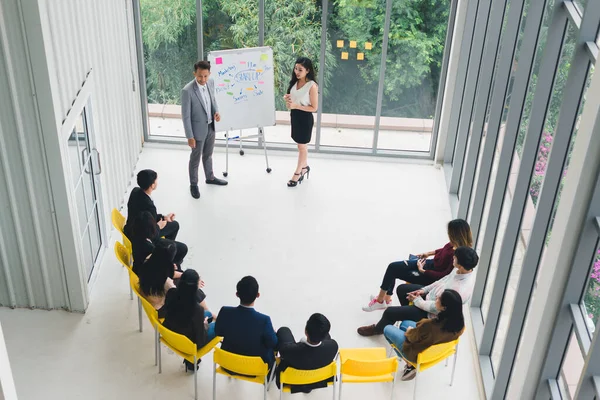 Jurubicara Asia Laki Laki Dan Perempuan Berbicara Seminar Dan Lokakarya — Stok Foto