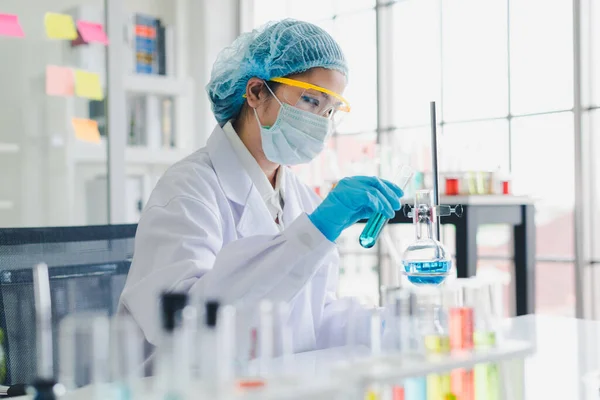 Asian Scientists Testing Analyzing Many Chemicals Lab Science Chemical Concepts — Stock Photo, Image