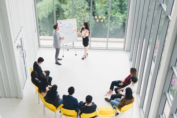 Asian Speaker Male Female Speaking Seminars Workshops People Meeting Participants — Stock Photo, Image