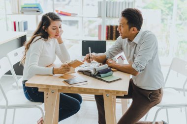 Tasarımcılar, müşterilerin ev dekorasyonu için kumaş malzemesi seçmelerini öneriyor, örneğin defterin iç dizaynına bakarak..