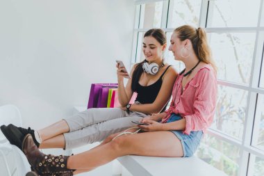 Müşteriler akıllı telefonlarından internetten ürün sipariş ediyorlar. Çünkü mikropların yayılması nedeniyle alışveriş merkezine gidemiyoruz.