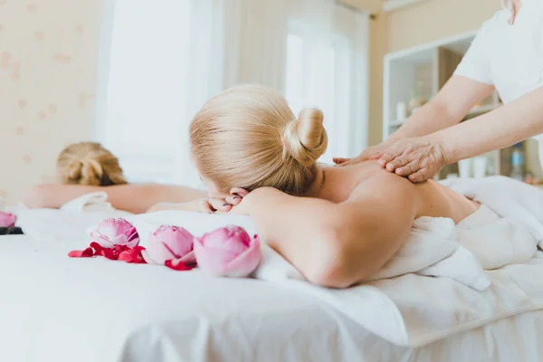 아름다운 침대에 Spa 휴식을 스파아 마사지를 있습니다 마사지는 그녀의 어깨를 — 스톡 사진