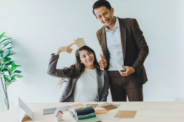 Bos Mengucapkan Selamat Kepada Wanita Bisnis Bisnis Bangunan Rumah — Stok Foto