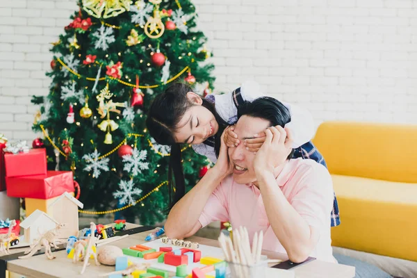 Ázsiai Apa Lánya Játszanak Asztalon Nappaliban Díszített Karácsonyfák Hogy Felkészüljenek — Stock Fotó