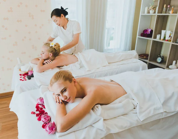 Belle Femme Couchée Sur Lit Pour Massage Asie Spa Spa — Photo