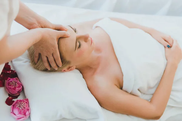 Mooie Vrouw Liggend Het Bed Voor Een Spa Aziatische Massage — Stockfoto