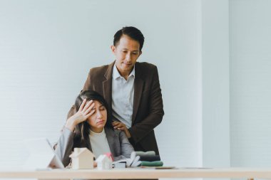 Genç iş kadınları iş konusunda stresli. Genç işadamı onu rahatlatmak ve iyileşmek için tanıştırdı..