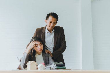 Genç iş kadınları iş konusunda stresli. Genç işadamı onu rahatlatmak ve iyileşmek için tanıştırdı..