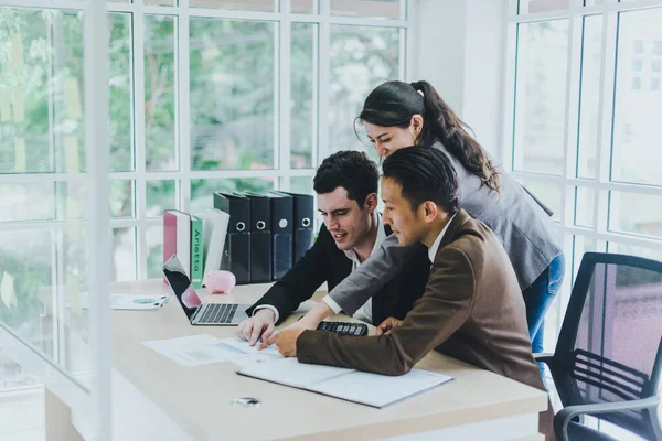 Kolegaku Sedang Mendiskusikan Ide Ide Brainstorming Buku Catatan Kerja — Stok Foto