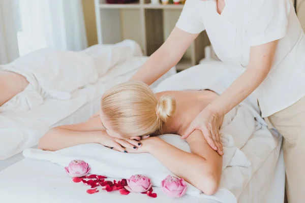 Schöne Frau Auf Dem Bett Liegend Für Eine Wellness Asiamassage — Stockfoto